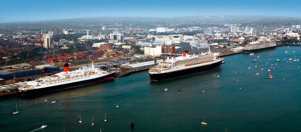 Barcos de Cunard en puerto de Southampton